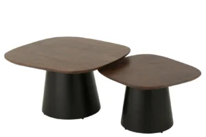 Twee moderne Bijzettafels Zwart, Bruin (74 x 43 CM) met vierkante mangohouten bladen en zwarte cilindrische onderstellen, naast elkaar geplaatst op verschillende hoogtes.