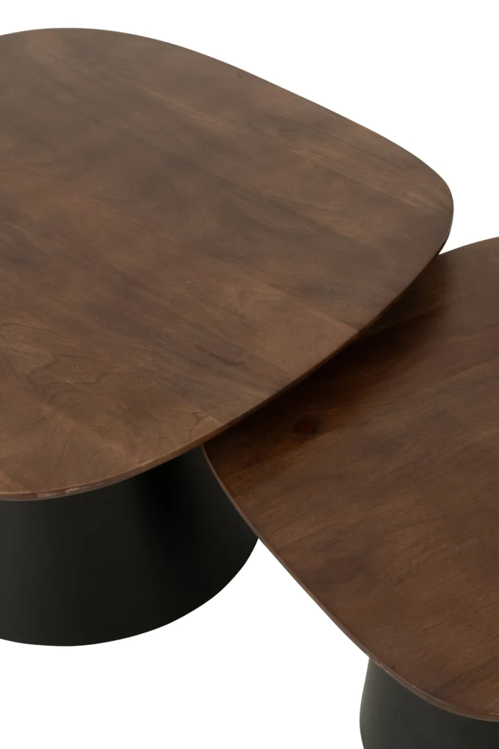 De Bijzettafel Zwart, Bruin (74 x 43 CM) heeft twee overlappende vierkante tafelbladen gemaakt van mangohout in donkerbruin, elk op een zwarte cilindrische voet en tegen een witte achtergrond.