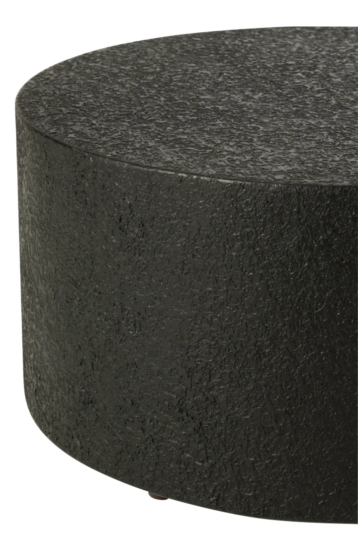 Een close-up van Salontafel Zwart, een vierkante zwarte MDF salontafel van 60 x 60 cm, met een gestructureerd oppervlak en een solide constructie.