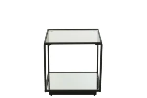 De Bijzettafel Zwart 50 x 50 CM Vierkant is een moderne vierkante bijzettafel met een ijzerzwart frame, met een helder glazen blad en een spiegelende glazen onderplank, afgebeeld op een effen witte achtergrond.