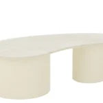 De Salontafel Roest van Wit Marmer is een moderne, niervormige salontafel met een glad oppervlak van licht marmer en twee crèmekleurige cilindrische onderstellen met subtiele verticale lijnen voor een minimalistische, eigentijdse look.