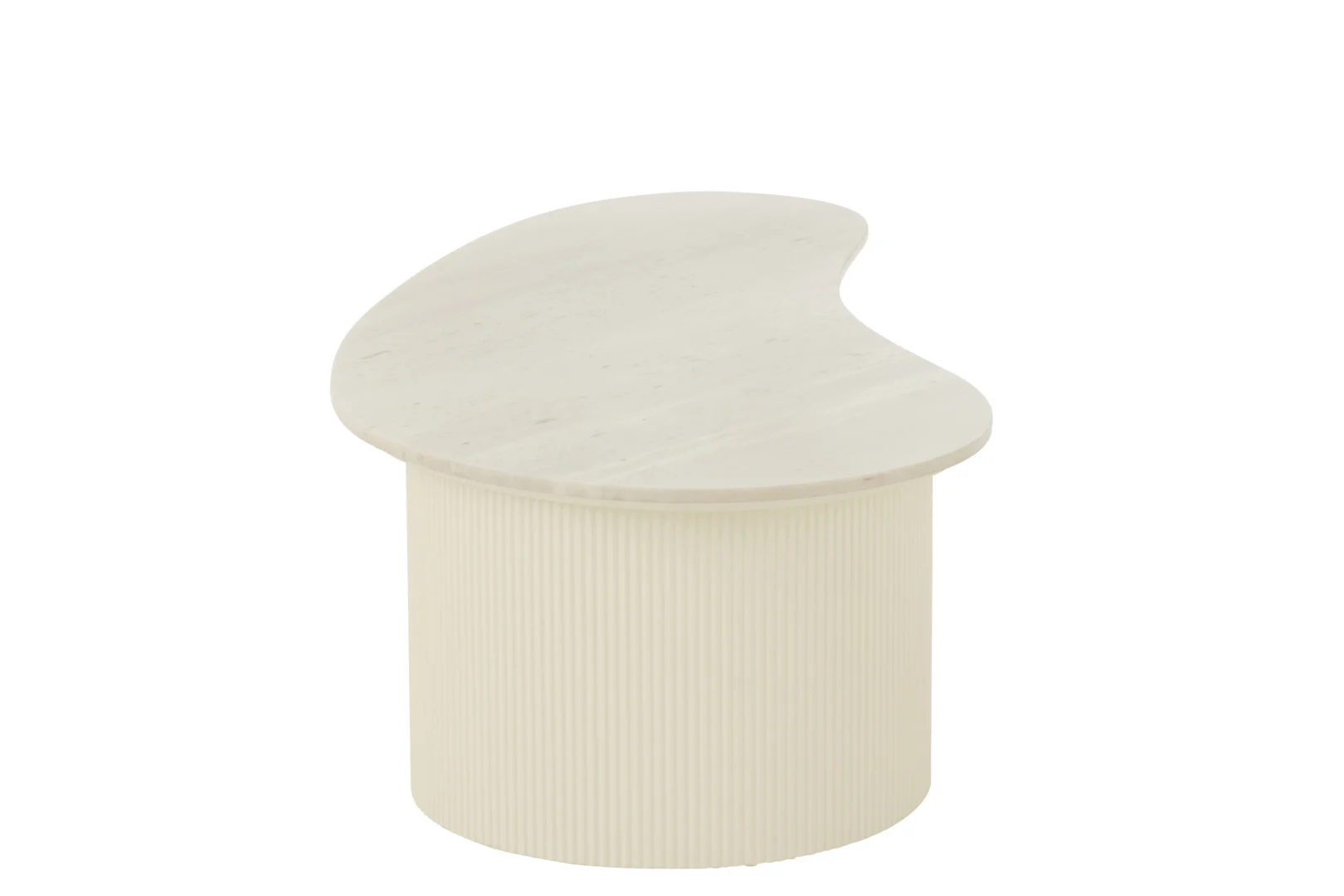 De Salontafel Roest heeft een modern ontwerp met een gebogen, asymmetrisch wit marmeren blad en een cilindrisch, verticaal geribbeld crèmekleurig onderstel.