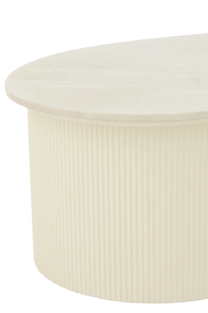 De Salontafel Roest van Wit Marmer is een moderne ovale salontafel met een geribbeld cilindrisch onderstel en een glad, licht marmeren blad, afgebeeld tegen een effen witte achtergrond.