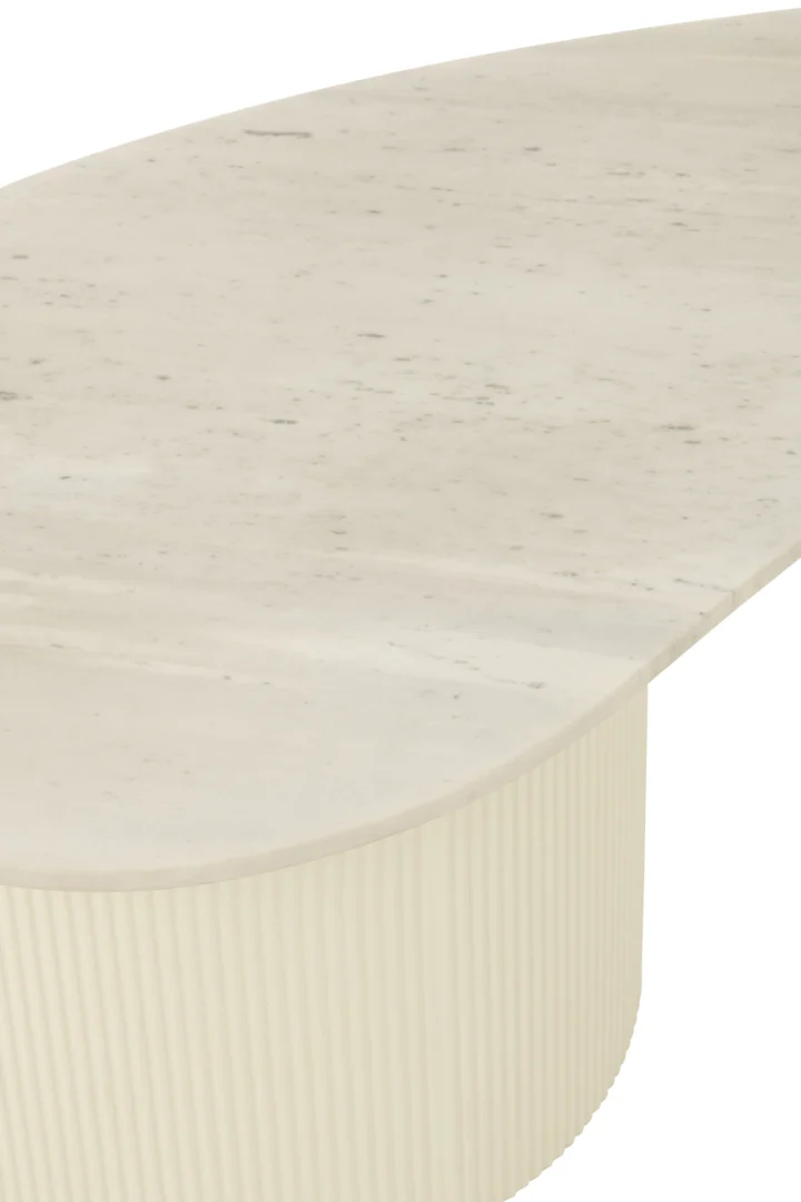 Een close-up van de Salontafel Roest met een glad ovaal wit marmeren blad en een geribbeld, crèmekleurig cilindrisch onderstel.