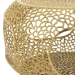 De Salontafel Goud 64 CM Aluminium is een ronde salontafel met een gouden metallic afwerking en een open, rastervormig netontwerp voor een moderne touch.