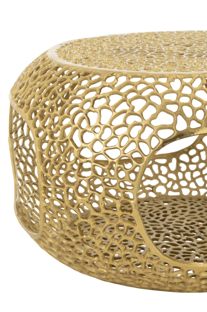De Salontafel Goud 64 CM Aluminium is een ronde salontafel met een gouden metallic afwerking en een open, rastervormig netontwerp voor een moderne touch.