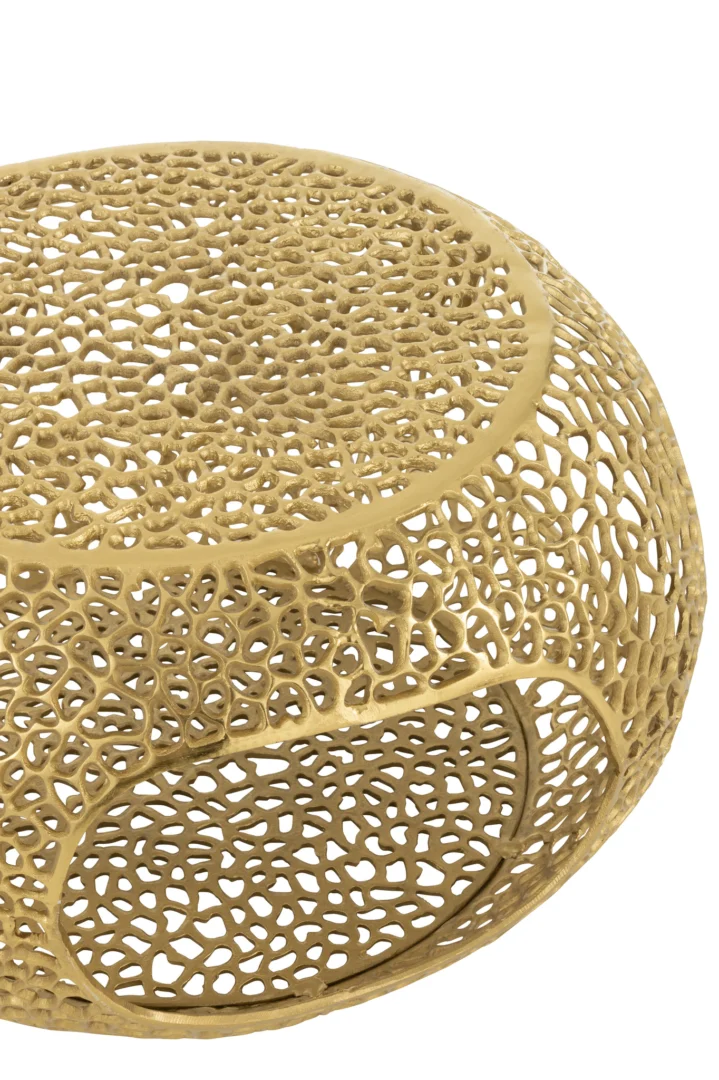 De Salontafel Goud 64 CM Aluminium is een ronde, goudkleurige metalen tafel met een open, ingewikkeld rasterdesign op zowel het tafelblad als de zijkanten, dat lijkt op geweven gaas.