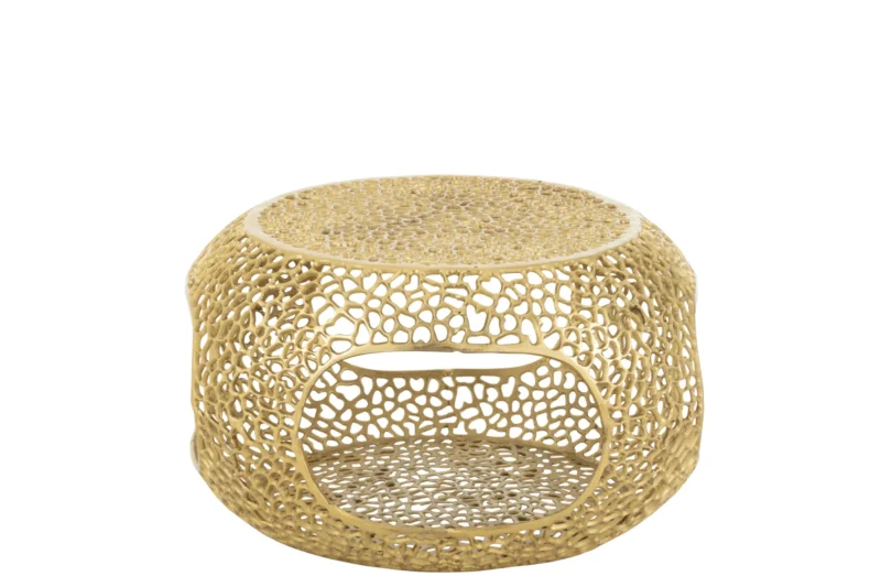 De Salontafel Goud 64 CM Aluminium is een ronde bijzettafel met een opengewerkt goud metalen ontwerp, met een ingewikkeld kantachtig patroon, luchtige structuur, gebogen randen en een vlak bovenblad.