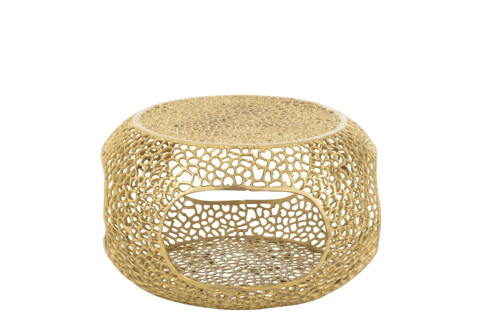 De Salontafel Goud 64 CM Aluminium is een ronde bijzettafel met een opengewerkt goud metalen ontwerp, met een ingewikkeld kantachtig patroon, luchtige structuur, gebogen randen en een vlak bovenblad.