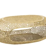 De Salontafel Goud 70 x 41 CM Ovaal is een ovale salontafel gemaakt van aluminium, met een gouden afwerking, open rasterontwerp en een ruime onderste plank.