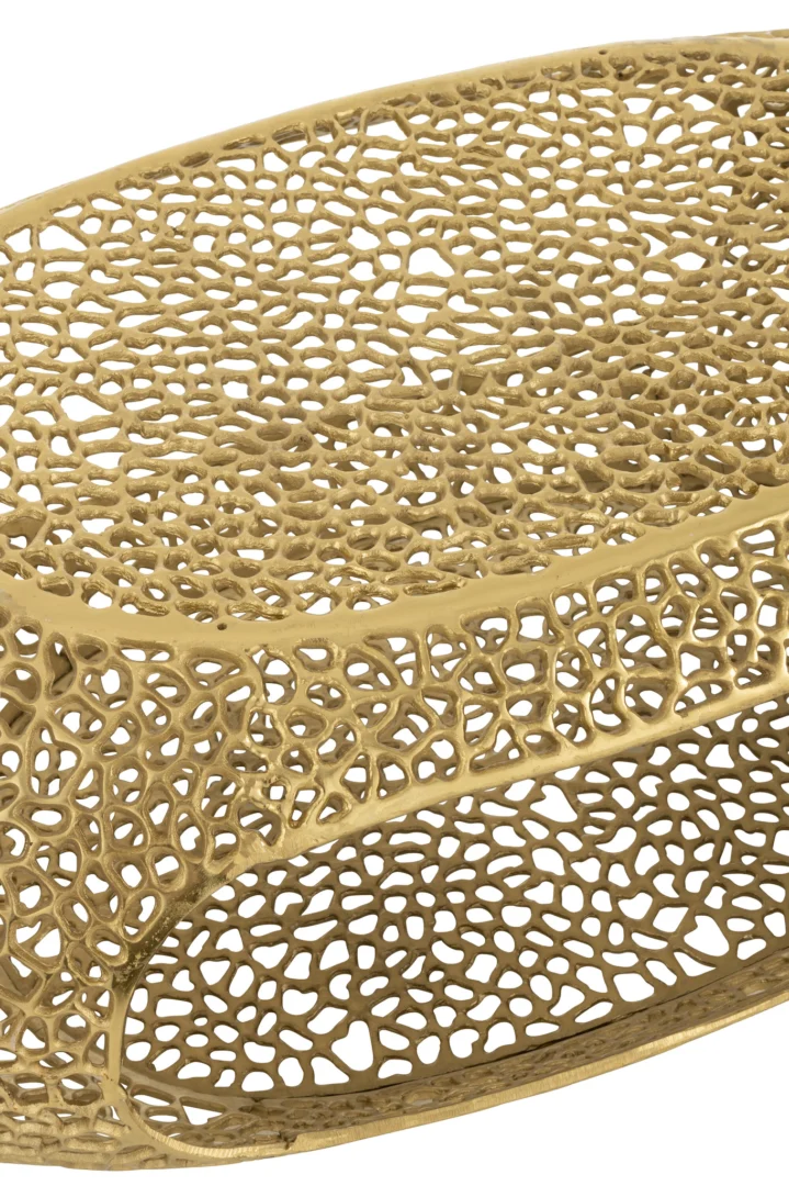 Een close-up van de Salontafel Goud, een ovaal sierblad van aluminium van 70 x 41 cm, met een gouden afwerking en een opengewerkt netpatroon met ingeweven organische vormen.