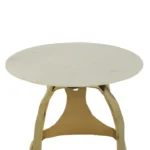 De Bijzettafel Goud, Wit 51 x 38 CM is een ronde aluminium bijzettafel met een glad wit blad en een goudkleurig onderstel met drie gebogen poten.