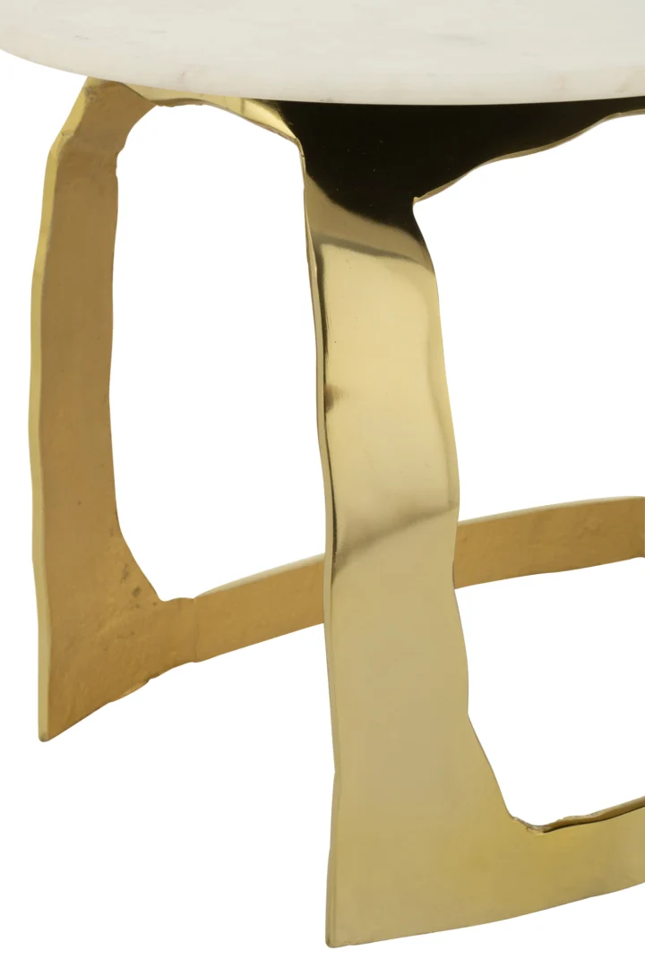 Close-up van de Bijzettafel Goud, Wit 51 x 38 CM met gebeeldhouwde, glanzend gouden aluminium poten en een wit tafelblad. De reflecterende poten sluiten aan bij de basis voor een opvallende, moderne look.