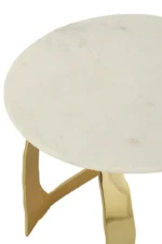 De Bijzettafel Goud, Wit 51 x 38 CM heeft een rond wit tafelblad en glanzende goudkleurige aluminium poten, die schuin van boven naar beneden staan tegen een effen witte achtergrond.