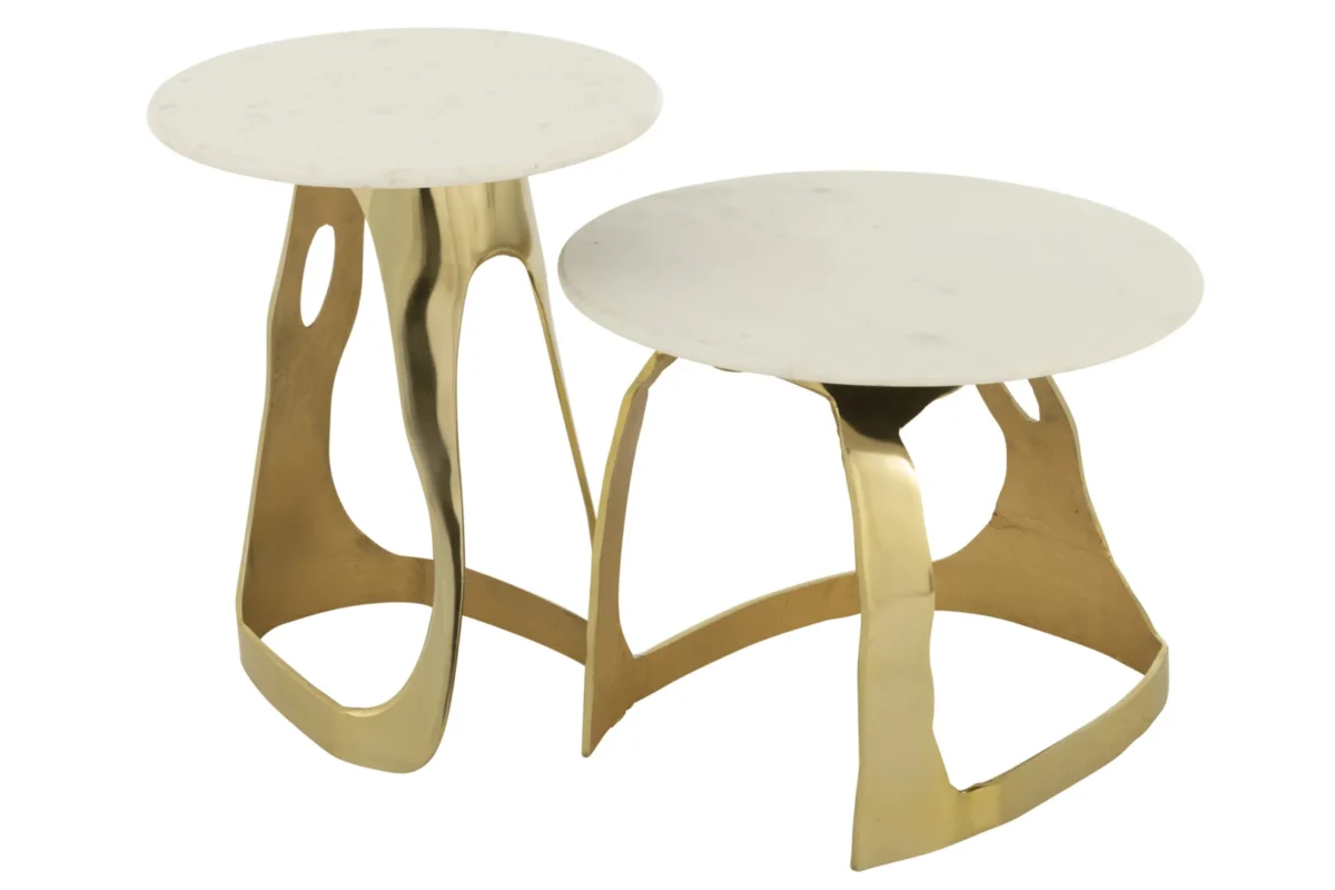 Twee Bijzettafels Goud, Wit 51 x 38 CM hebben ronde witte bladen en sculpturale gouden aluminium onderstellen, dicht bij elkaar geplaatst op verschillende hoogtes voor een moderne look.