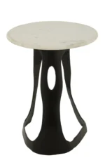 De Bijzettafel Zwart, Wit 41 x 48 CM is een ronde bijzettafel met een wit marmeren blad en een zwart aluminium sculpturaal onderstel met vloeiende gebogen lijnen en een ovale uitsparing in het midden.