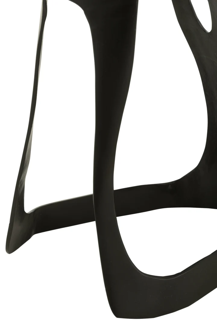 Close-up van de aluminium poot van Bijzettafel Zwart, Wit (41 x 48 cm) met een modern sculpturaal ontwerp, tegen een effen witte achtergrond.