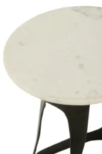 De Bijzettafel Zwart, Wit 41 x 48 CM heeft een rond tafelblad van wit aluminium met subtiele grijze adering en zwarte metalen poten, van bovenaf gezien tegen een witte achtergrond.