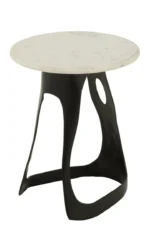 De Bijzettafel Zwart, Wit (41 x 48 CM) is een kleine ronde aluminium bijzettafel met een wit blad en een sculpturaal zwart onderstel met abstracte uitgesneden vormen.