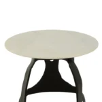 Bijzettafel Zwart, Roest Aluminium met een ronde, gladde witte marmeren bovenkant en een stevige zwarte metalen basis met drie gebogen poten, getoond tegen een effen witte achtergrond.