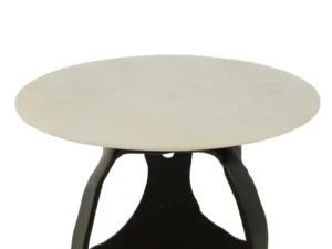 Bijzettafel Zwart, Roest Aluminium met een ronde, gladde witte marmeren bovenkant en een stevige zwarte metalen basis met drie gebogen poten, getoond tegen een effen witte achtergrond.