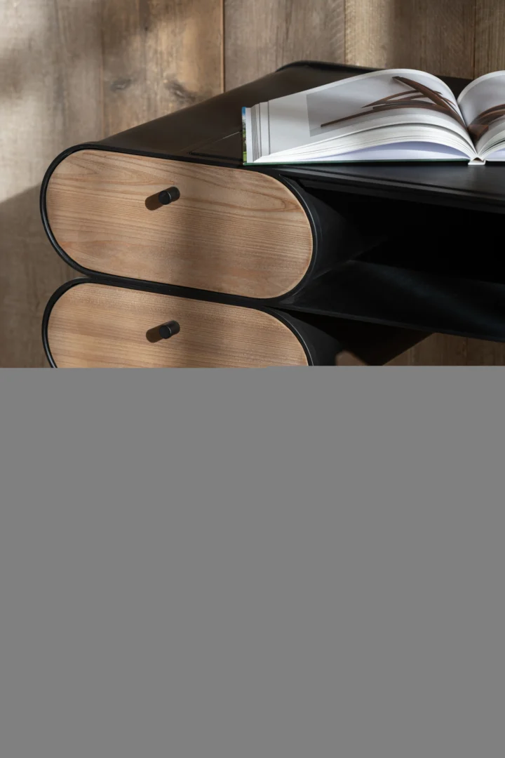 Industriële bureau 132x57 van dennenhout en metaal in zwart en lichtbeige. Strak design bureau.