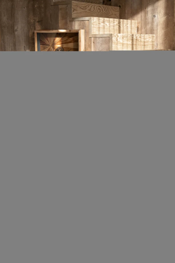 Industriële bureau van dennenhout en metaal, 132x57 cm, in zwart en lichtbeige.