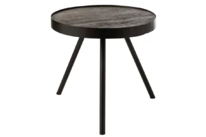 De Bijzettafel Zwart, Bruin (45 x 43 CM) is een compacte ronde bijzettafel met een donker mangohout blad en drie zwarte metalen poten, tegen een witte achtergrond.