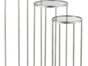 De Set van 3 bijzettafels Leo spiegel ijzer zilver bestaat uit drie ronde bijzettafels van verschillende hoogtes met gespiegelde bovenbladen en zilverkleurige ijzeren frames, ontworpen om in elkaar te schuiven in een moderne, minimalistische stijl.