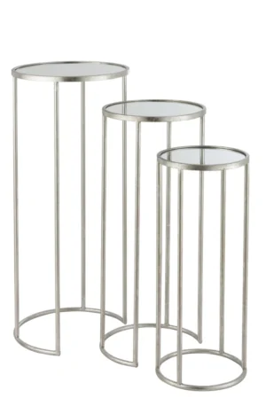 De Set van 3 bijzettafels Leo spiegel ijzer zilver bestaat uit drie ronde bijzettafels van verschillende hoogtes met gespiegelde bovenbladen en zilverkleurige ijzeren frames, ontworpen om in elkaar te schuiven in een moderne, minimalistische stijl.