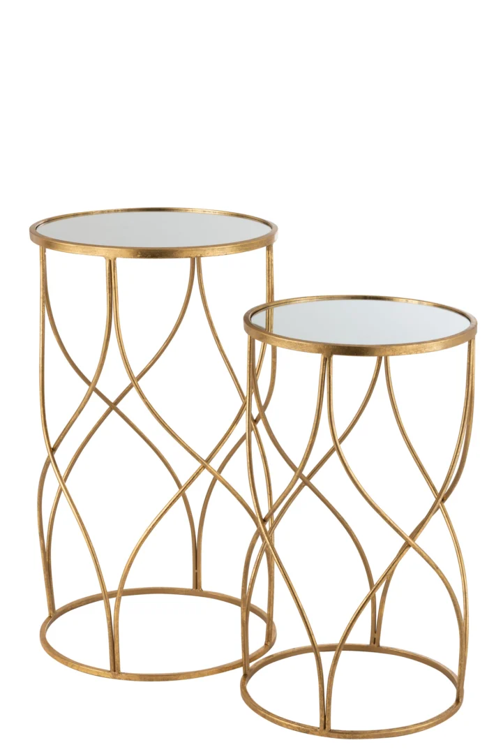 De Bijzettafel Goud is een vierkant, goudkleurig ijzeren bijzettafeltje van 40 x 70 cm, met een spiegelend blad en een open onderstel in traliestijl voor een moderne touch.