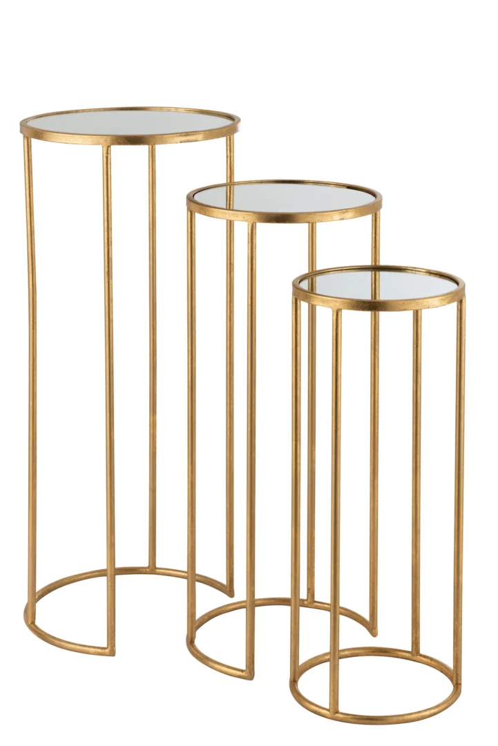 De Set van 3 bijzettafels Leo spiegel ijzer goud bestaat uit drie goudmetalen nesttafels met ronde gespiegelde bladen, elk op een andere hoogte en maat, met slanke verticale poten en een slank, minimalistisch ontwerp.