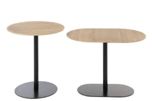 Set van 2 bijzettafels rond ijzer zwart/natuurlijk: twee kleine tafels met licht houten bladen en zwarte metalen onderstellen, één met een rond blad en één met een afgerond rechthoekig blad, beide in modern, minimalistisch design.