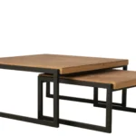 De Salontafel Zwart, Roest 80 x 63 CM Ijzer bestaat uit twee moderne salontafels met rechthoekige houten bladen en zwarte metalen frames. De kleinere tafel past gedeeltelijk onder de grotere, beide tegen een witte achtergrond.