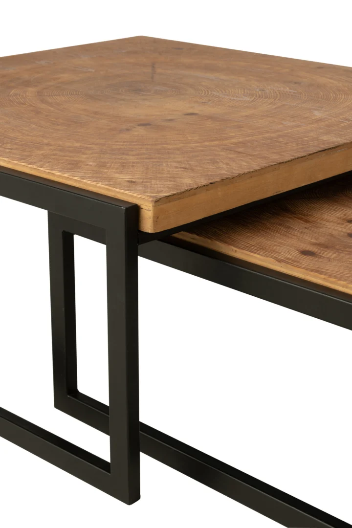 Een close-up van de Salontafel Zwart, Roest 80 x 63 CM Ijzer toont het dikke naturel houten blad en de zwarte metalen poten met een geometrisch ontwerp. Onder het tafelblad zit een houten plank voor extra opbergruimte.