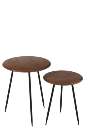 De Set van 2 salontafels Neo Rubber Natuurlijk/Zwart bestaat uit twee ronde houten tafels met donkerbruine bladen en elk drie slanke zwarte metalen poten. Eén tafel is hoger en groter; beide zijn afgebeeld op een effen witte achtergrond.