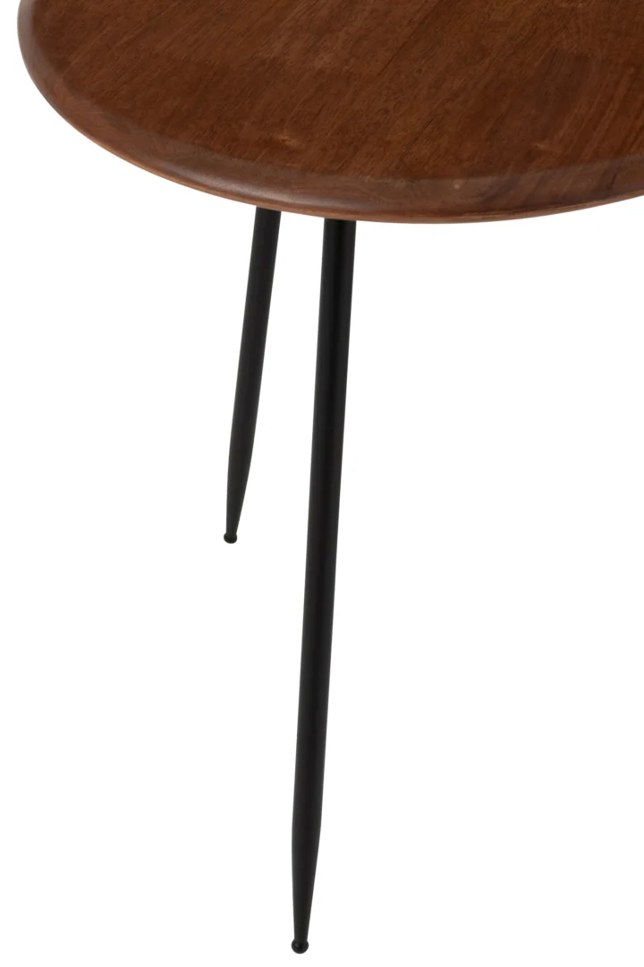 Een close-up van de Set van 2 salontafels Neo Rubber Natuurlijk/Zwart toont de ronde houten tafelbladen en slanke zwarte metalen poten tegen een witte achtergrond.