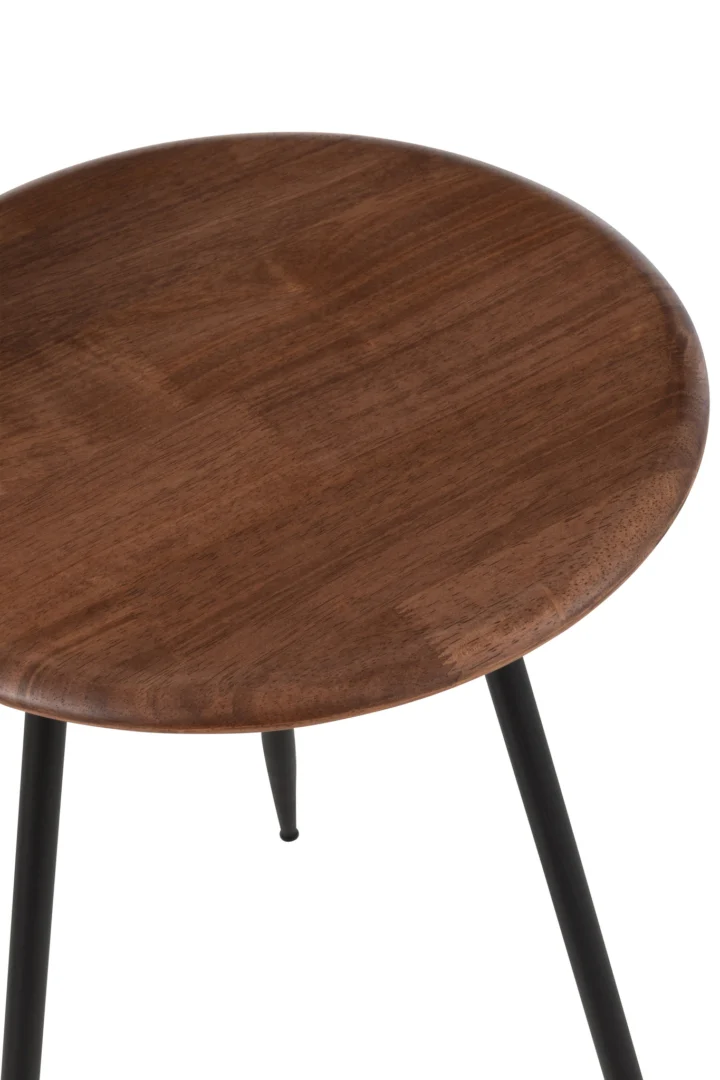 Een close-up van de Set van 2 salontafels Neo Rubber Natuurlijk/Zwart heeft een rond houten tafelblad met een gladde, donkerbruine afwerking en slanke, zwart metalen poten.