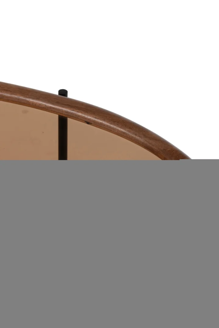 Een close-up van de Salontafel 48 x 40 CM Staal toont de houten gebogen rand, een bruin getint glazen paneel en een zwarte verticale staaf op de achtergrond, terwijl het onderste deel van de afbeelding afgesneden lijkt.