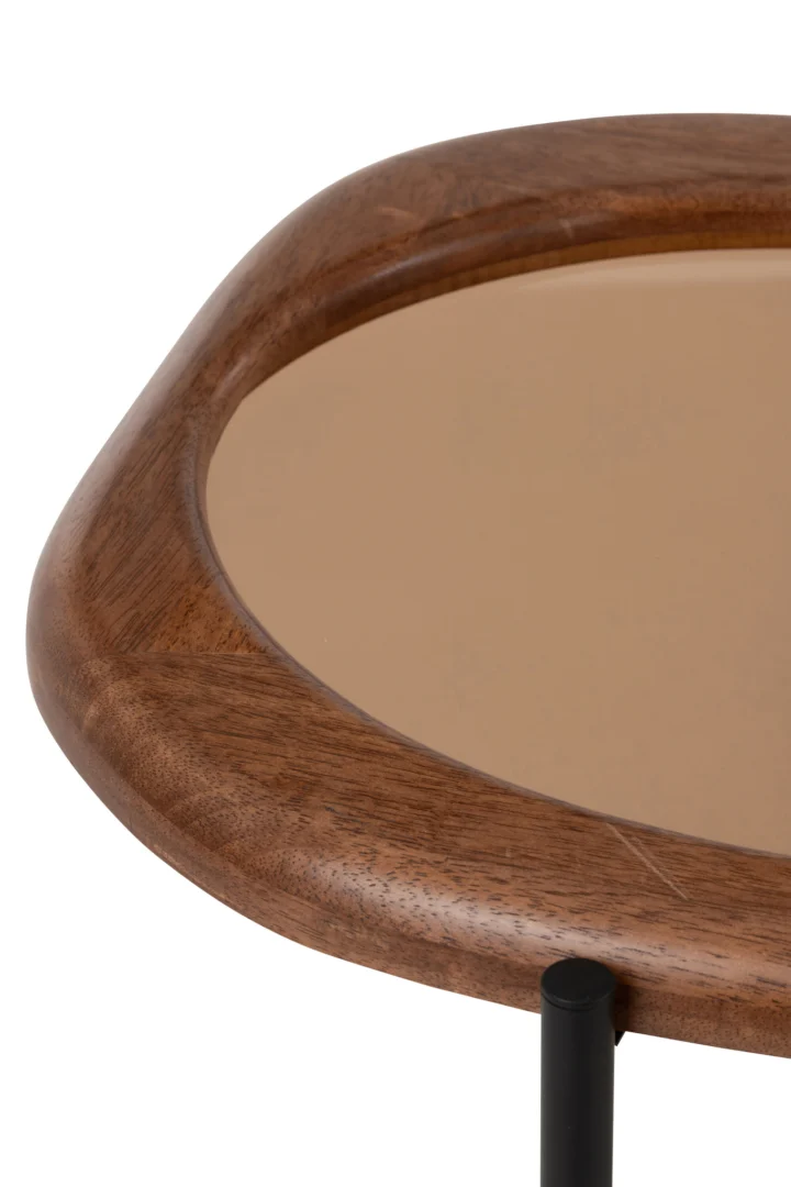 Close-up van de Salontafel 48 x 40 CM Staal, met een glanzend lichtbruin rond tafelblad met een gebogen houten rand en een zwarte metalen poot.