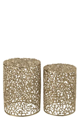 De S/2 Bijzettafel Aluminium Goudkleurig bestaat uit twee ronde, goudkleurige aluminium bijzettafels van verschillende hoogtes met opengewerkte ontwerpen zoals verstrengelde takken, platte bladen en cilindrische vormen.