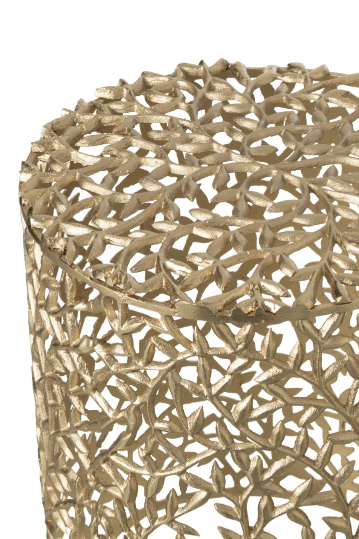 Close-up van de S/2 Bijzettafel Aluminium Goudkleurig, met het goudkleurige, ingewikkeld bewerkte metalen frame met verweven tak- en bladmotieven en een open, luchtig ontwerp.