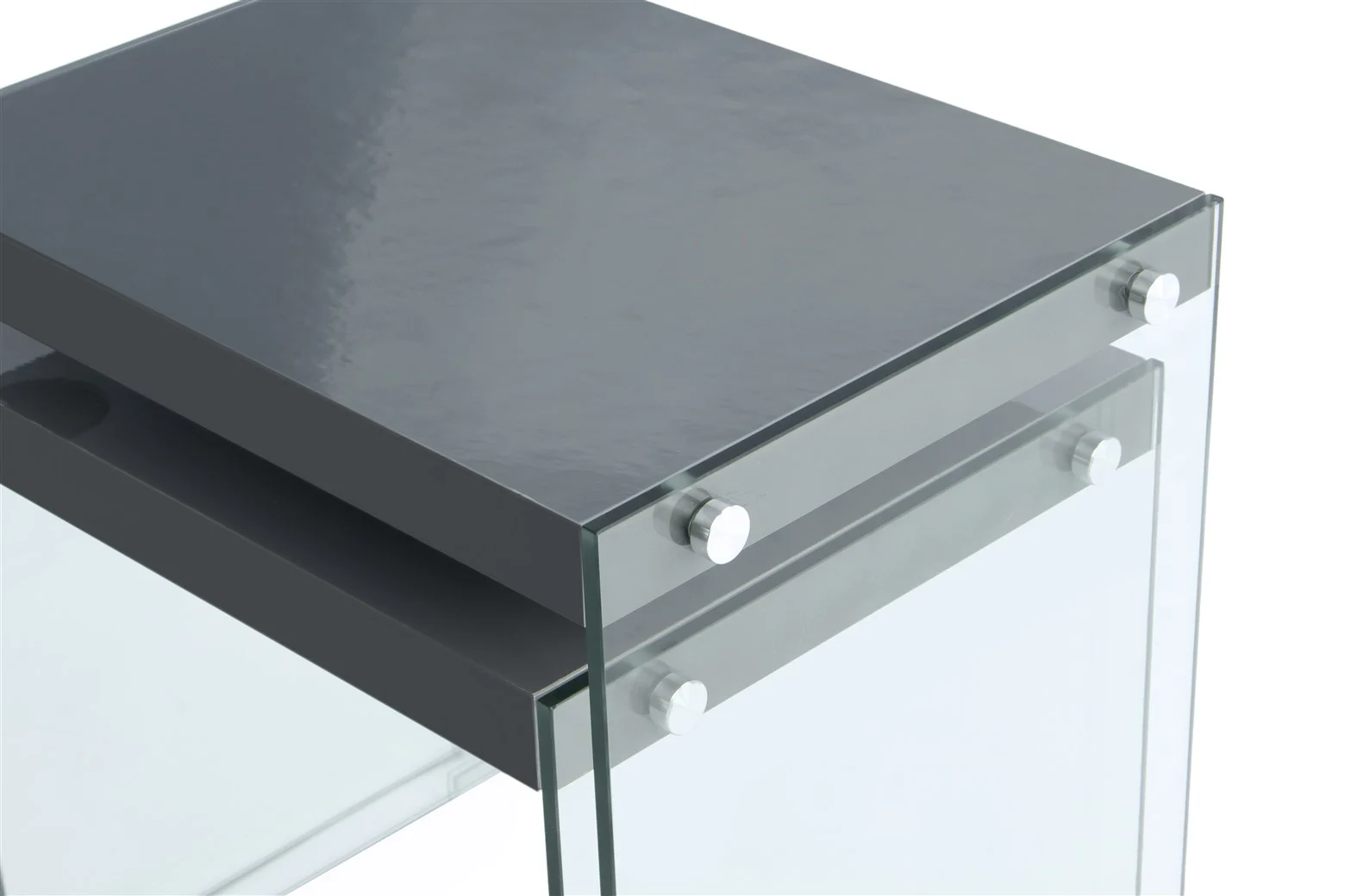 Een close-up van de Bijzettafel Zwart Glas Compact, met een glanzend donkergrijs glazen blad en helder glazen zijkanten verbonden door metalen bouten.