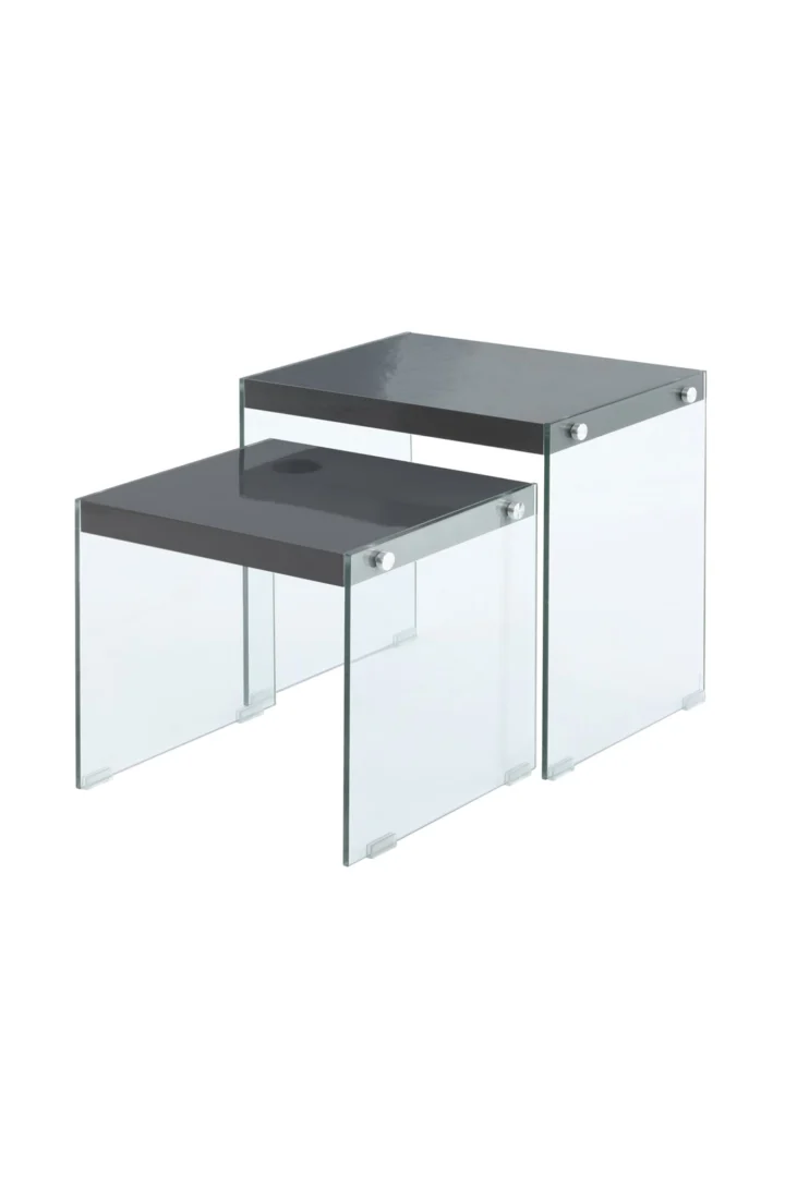 De Bijzettafel Zwart Glas Compact bestaat uit twee moderne nesttafels met donkere rechthoekige bladen en heldere glazen zijkanten, zo opgesteld dat de ene tafel gedeeltelijk onder de andere staat.