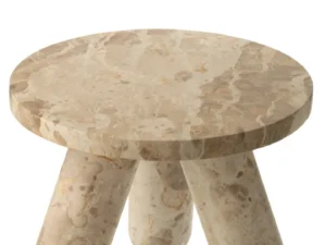 De Bijzettafel Beige 35 x 40 CM Rond Marmer is een kleine, ronde bijzettafel met een dik beige marmeren blad en drie brede, naar buiten gebogen cilindrische poten.