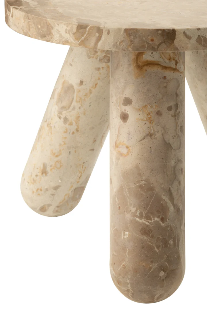 Close-up van de Bijzettafel Beige 35 x 40 CM Rond Marmer, met een rond beige marmeren blad met drie dikke cilindrische poten en natuurstenen adering.
