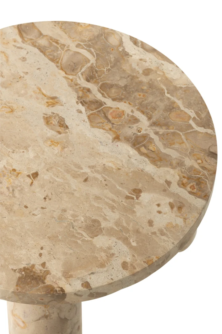 Een close-up van de Bijzettafel Beige, een rond marmeren tafelblad (35 x 40 cm) met beige en lichtbruine tinten met natuurlijke adering en patronen.