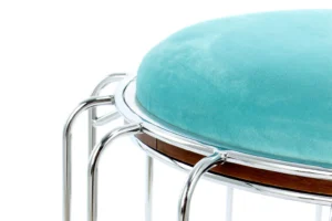 Een close-up van de Bijzettafel Zilver met een mintgroen glazen blad en slanke zilveren poten tegen een witte achtergrond.