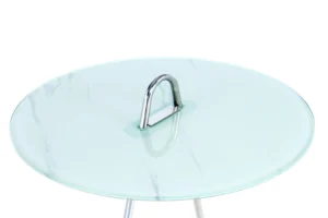 De Bijzettafel Zilver, Wit Staal Compact heeft een rond glazen tafelblad met een vaag wit gemarmerd patroon, een centrale metalen handgreep die lijkt op een deksel en wordt ondersteund door slanke metalen poten.