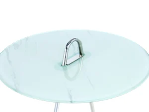 De Bijzettafel Zilver, Wit Staal Compact heeft een rond glazen tafelblad met een vaag wit gemarmerd patroon, een centrale metalen handgreep die lijkt op een deksel en wordt ondersteund door slanke metalen poten.